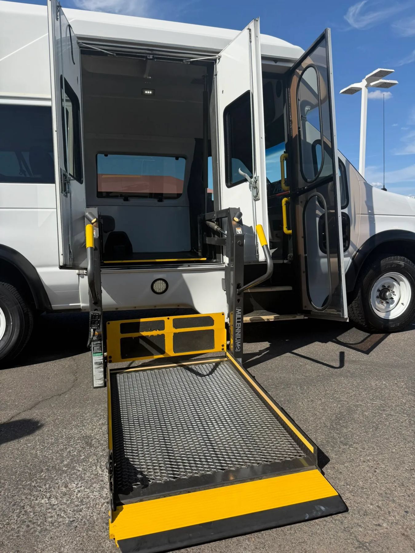 Used 2011 Ford E-350 and Econoline 350 Extended Super Duty RWD image 14