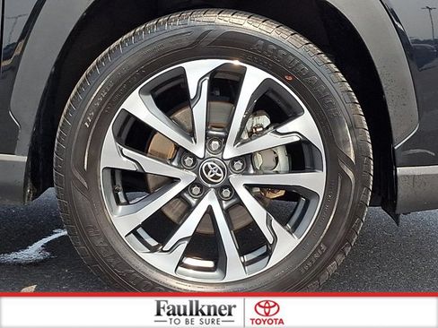 Certified 2025 Toyota Corolla Cross XLE FWD image 8