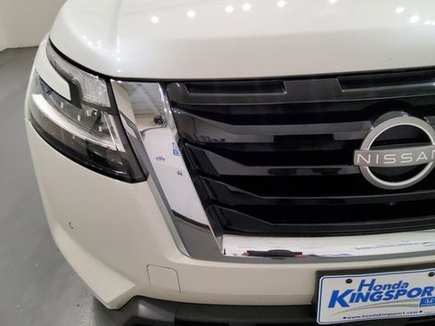 Used 2024 Nissan Pathfinder Platinum image 10