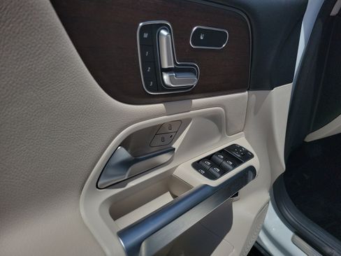 Used 2023 Mercedes-Benz GLB 250 image 17