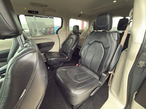 Used 2021 Chrysler Pacifica Touring-L image 28
