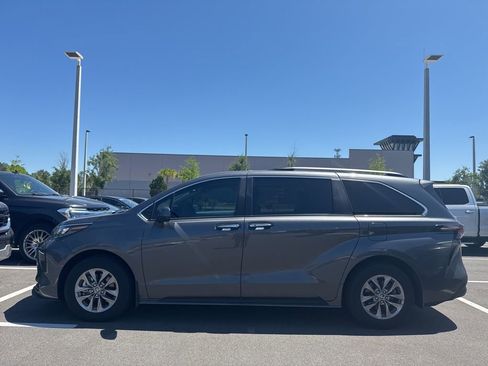Used 2025 Toyota Sienna XLE FWD image 4