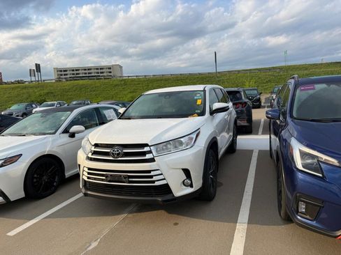 Used 2019 Toyota Highlander Plus AWD/4WD image 2