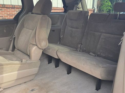 Used 2010 Toyota Sienna CE FWD image 17