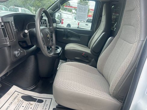 Used 2017 Chevrolet Express 2500 RWD image 10