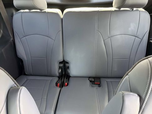 Used 2023 Buick Enclave Essence image 19