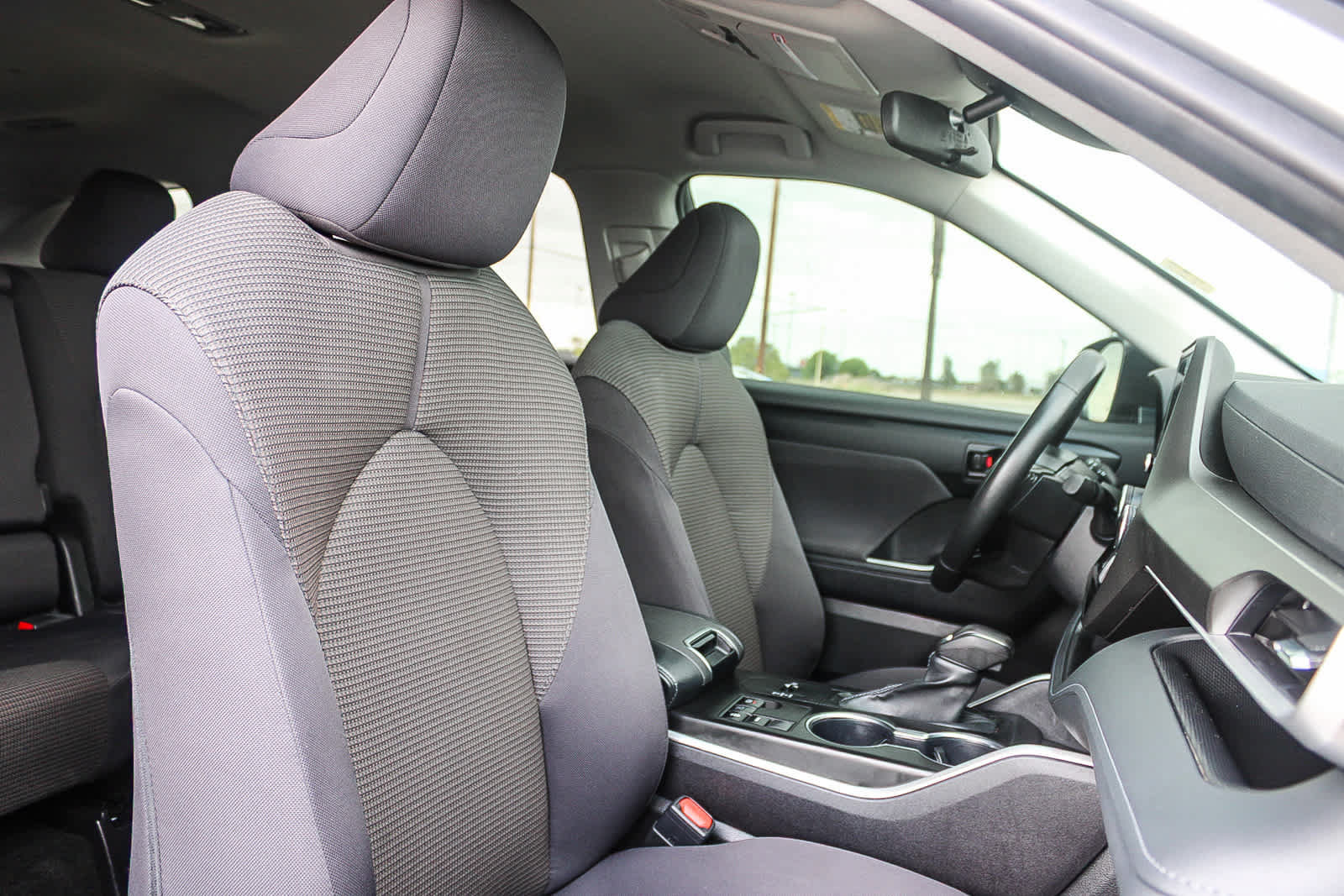 Used 2024 Toyota Highlander LE FWD image 16