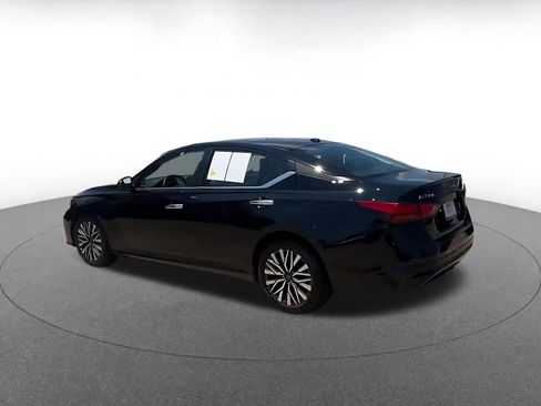 Used 2025 Nissan Altima 2.5 SV FWD image 8