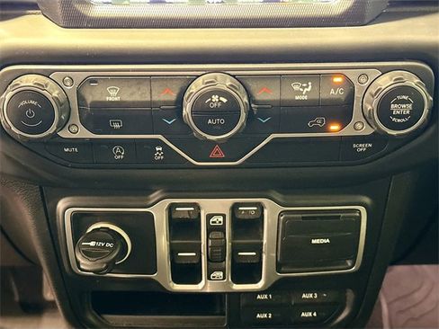 Used 2018 Jeep Wrangler Unlimited Sahara image 14