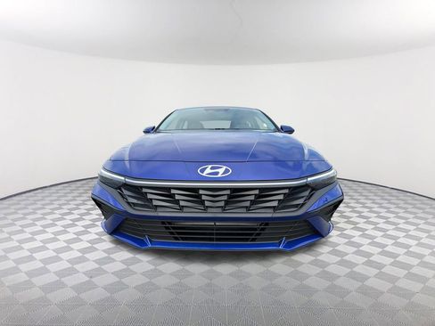 Used 2025 Hyundai Elantra SE w/ Cargo Package FWD image 2