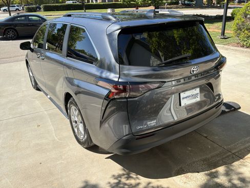 Used 2025 Toyota Sienna XLE w/ XLE Plus Package image 10