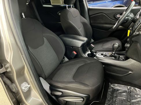 Used 2019 Jeep Cherokee Latitude w/ Popular Appearance Group image 31