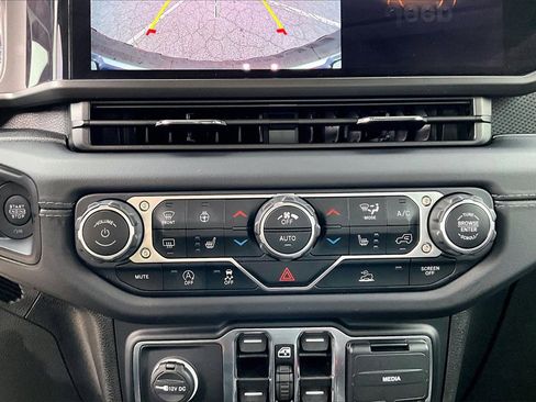 Certified 2024 Jeep Wrangler Unlimited Rubicon w/ Convenience Group image 17