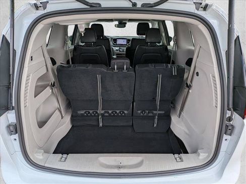 Used 2022 Chrysler Pacifica Touring-L FWD image 7