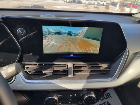 Used 2025 Chevrolet Trax LT w/ LT Convenience Package image 17