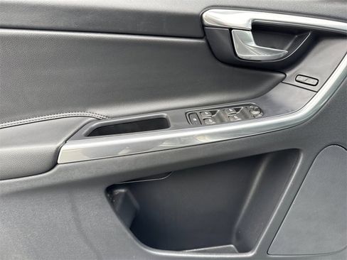 Used 2016 Volvo XC60 T5 Premier w/ Proximity Package image 10