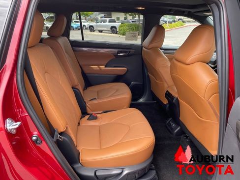 New 2026 Toyota Highlander Platinum AWD/4WD image 12