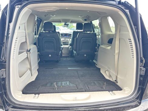 Used 2023 Chrysler Pacifica Touring-L FWD image 16