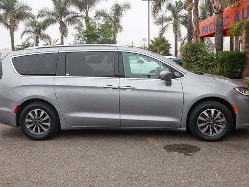 Used 2021 Chrysler Pacifica Touring-L image 10