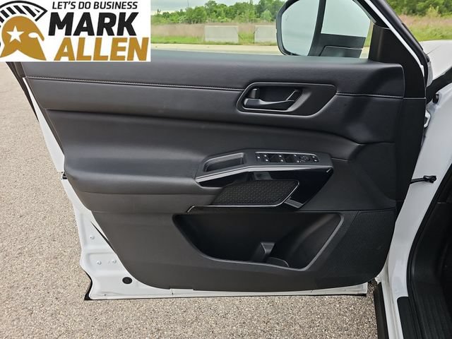 Used 2025 Nissan Pathfinder SV FWD image 21