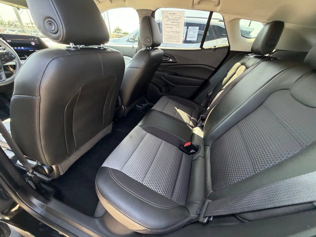 Used 2025 Chevrolet Trax LT FWD image 21
