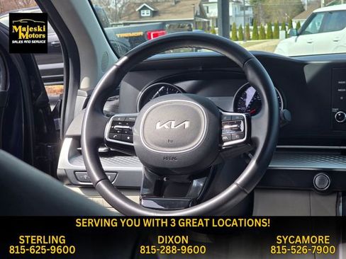 Used 2024 Kia Carnival LX image 28