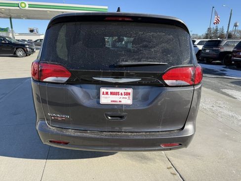 Used 2023 Chrysler Voyager LX image 7