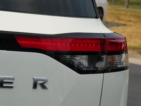 Used 2023 Nissan Pathfinder SL AWD/4WD image 11