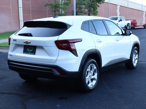 Certified 2025 Chevrolet Trax LS w/ LS Convenience Package FWD image 24