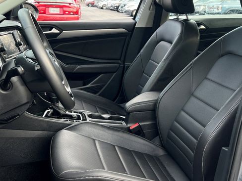 Used 2021 Volkswagen Jetta SE w/ SE Cold Weather Package image 18