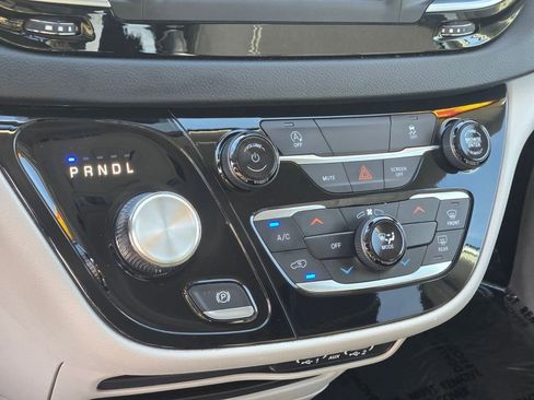 Used 2023 Chrysler Voyager LX image 21