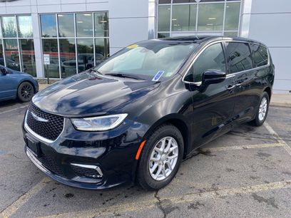 Used 2025 Chrysler Pacifica Select