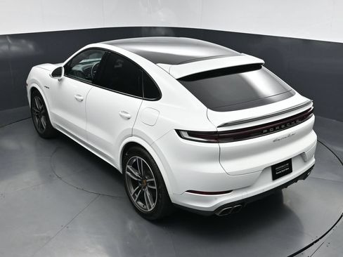 Used 2024 Porsche Cayenne Turbo AWD/4WD image 18