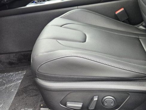 New 2025 Hyundai Elantra Limited image 18