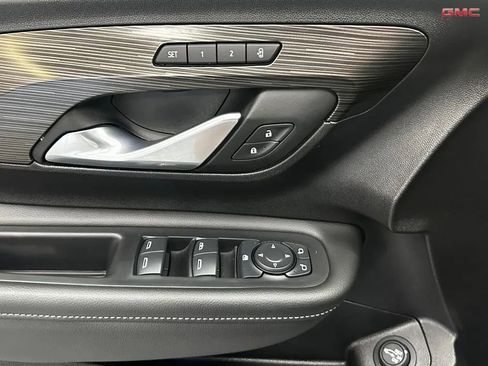 Used 2024 GMC Terrain SLT image 25