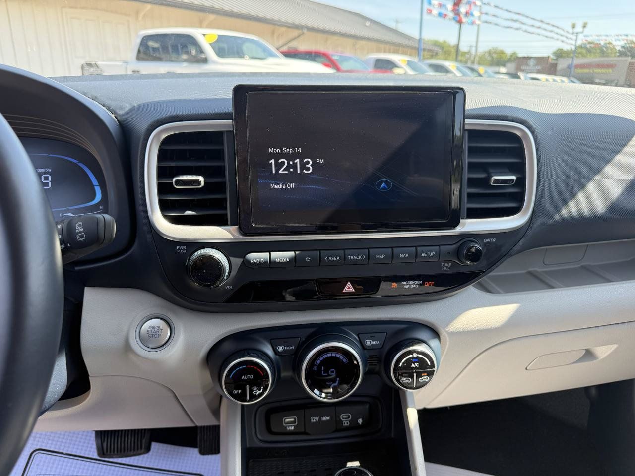 Used 2025 Hyundai Venue Limited FWD image 11