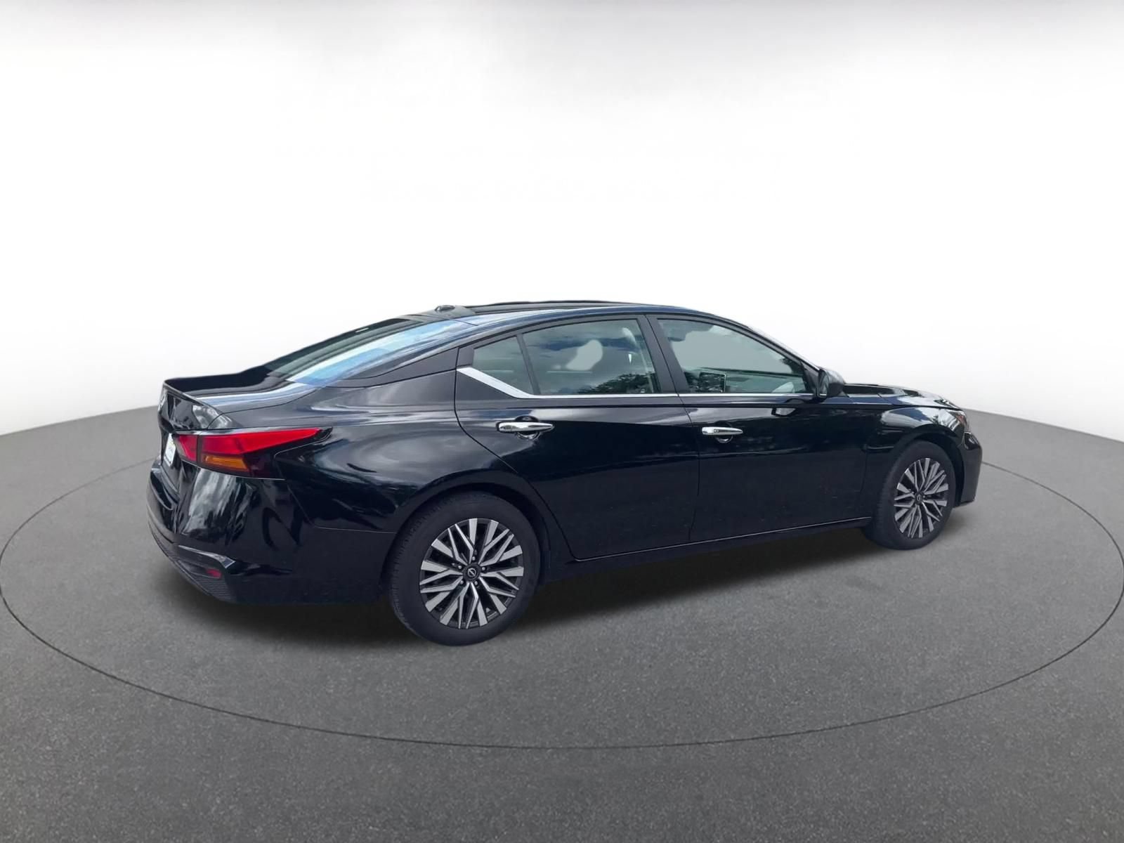 Used 2025 Nissan Altima 2.5 SV FWD image 12