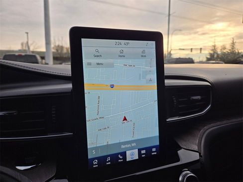 Used 2022 Ford Explorer Platinum w/ Technology Package image 16