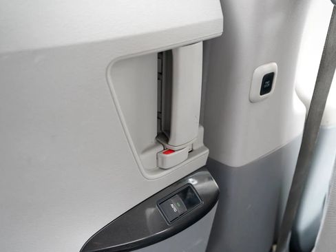 Used 2014 Toyota Sienna LE FWD image 34