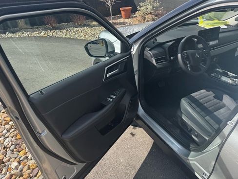 New 2025 Mitsubishi Outlander SE image 21