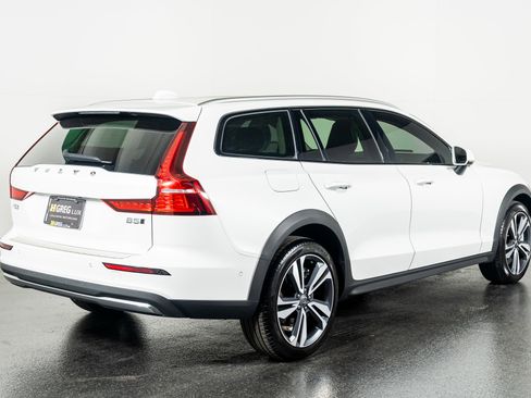 Used 2026 Volvo V60 B5 Cross Country Plus w/ Protection Package Premier image 10