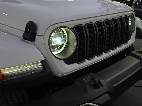 New 2026 Jeep Gladiator Sport AWD/4WD image 9
