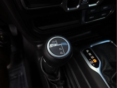 Used 2020 Jeep Wrangler Unlimited Sahara AWD/4WD image 30