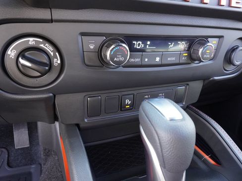 Used 2025 Nissan Frontier PRO-4X AWD/4WD image 18