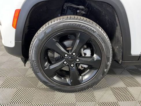 Used 2023 Jeep Grand Cherokee Limited w/ Luxury Tech Group II image 11