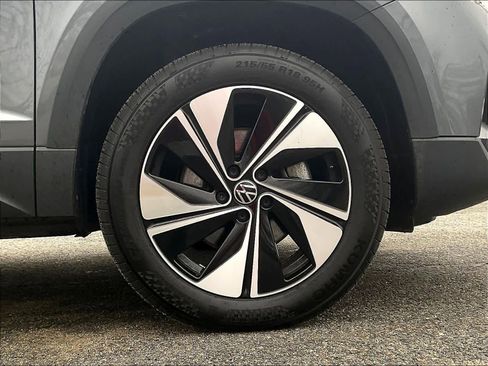 Used 2025 Volkswagen Taos SE w/ Panoramic Sunroof Package image 7