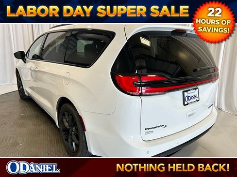 Used 2025 Chrysler Pacifica Limited FWD image 2