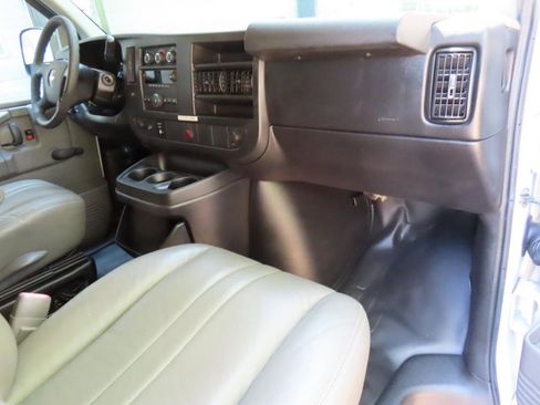 Used 2013 Chevrolet Express 2500 RWD image 18