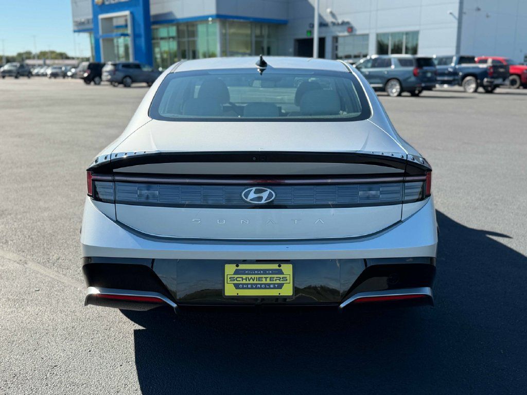 Used 2024 Nissan Altima 2.5 SV FWD image 7