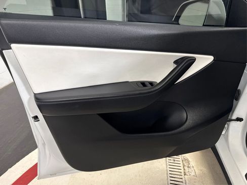 Used 2021 Tesla Model Y Long Range image 24